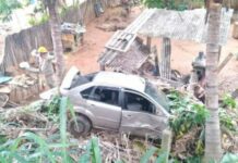 Veiculo sai da pista, capota e invade quintal de residência às margens da BR-356, em Itaperuna