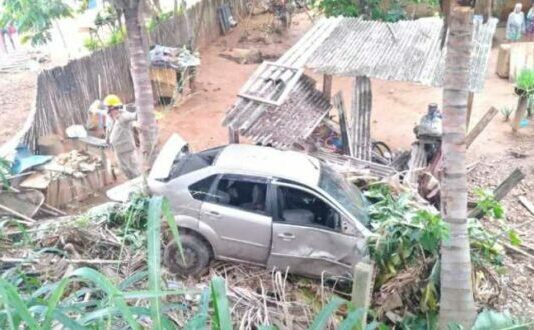 Veiculo sai da pista, capota e invade quintal de residência às margens da BR-356, em Itaperuna