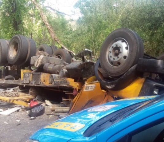 Caminhoneiro fica gravemente ferido na RJ-186, em Santo Antônio de Pádua