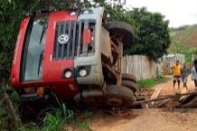 Ponte desaba com caminhão na zona rural de São Fidélis