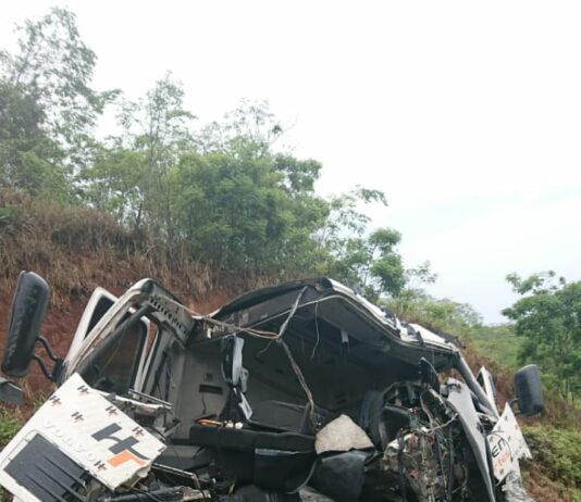 Duas pessoas ficam feridas numa colisão de carretas em Santo Antônio de Pádua
