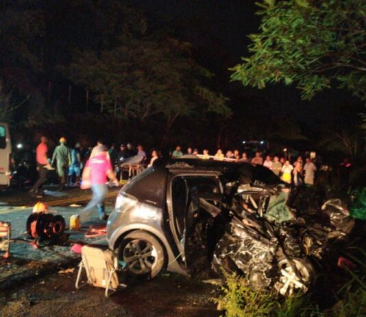 Acidente com uma van deixa ao menos 3 mortos em Itaperuna