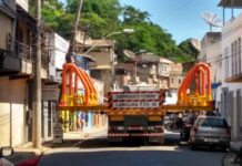 Carreta destrói poste e Gal. Osório é interditada em Itaperuna