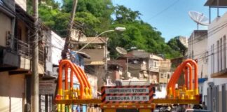 Carreta destrói poste e Gal. Osório é interditada em Itaperuna