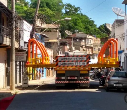 Carreta destrói poste e Gal. Osório é interditada em Itaperuna