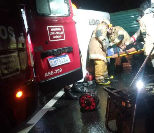 Acidente com caminhão deixa motorista ferido em Itaperuna