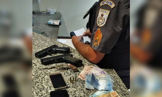 Frentista baleado em assalto em Cambuci e quatro suspeitos detidos