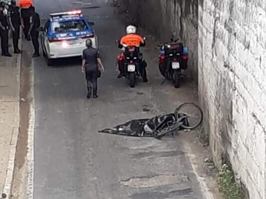 Carreta atropela e mata ciclista no Centro de Itaperuna