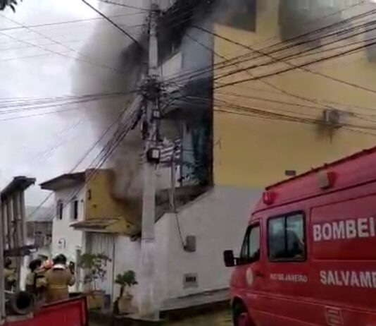 Bombeiros combatem incêndio numa residência em Itaperuna