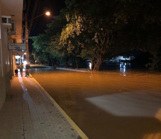 Rio Muriaé sobe e atinge ruas em Itaperuna