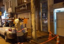 Enel atende leitores e poste com descarga elétrica no Centro de Itaperuna é consertado