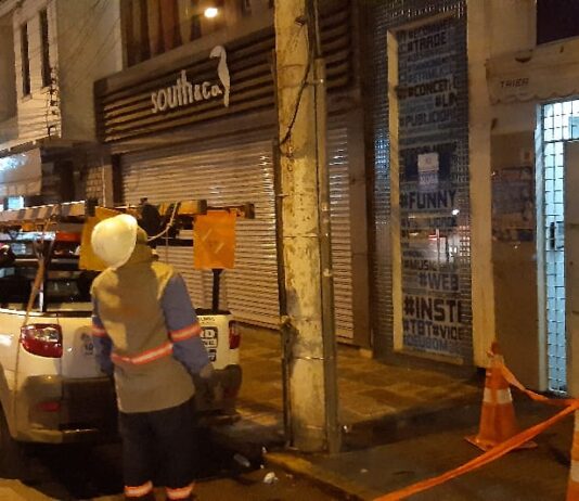 Enel atende leitores e poste com descarga elétrica no Centro de Itaperuna é consertado
