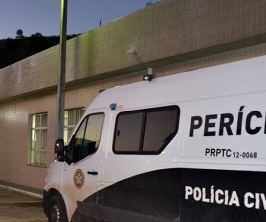 Bebê morre após mãe bater de motocicleta em poste