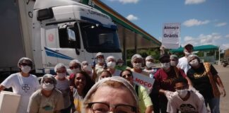 Evangélicos de Itaperuna levam auxílio de alimentação para caminhoneiros que atravessam a cidade