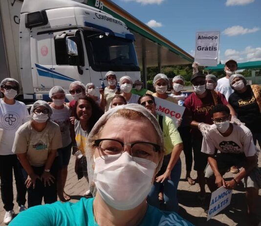 Evangélicos de Itaperuna levam auxílio de alimentação para caminhoneiros que atravessam a cidade