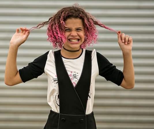 Analu Sampaio, do The Voice Kids, grava hit orientando avós sobre COVID-19