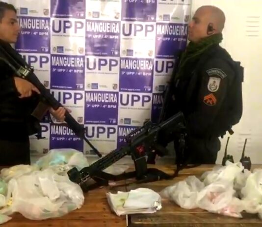 Polícia Militar apreende arma de guerra, munições e drogas no RJ
