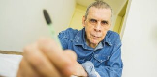 Escritor deseja a contaminação da família de Bolsonaro com COVID-19 e morre dias depois com a doença