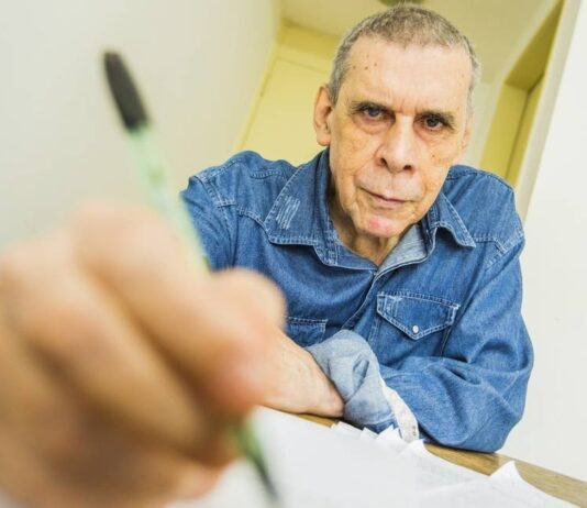 Escritor deseja a contaminação da família de Bolsonaro com COVID-19 e morre dias depois com a doença