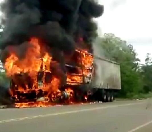 Carreta pega fogo na BR- 356 entre Muriaé-MG e Itaperuna-RJ