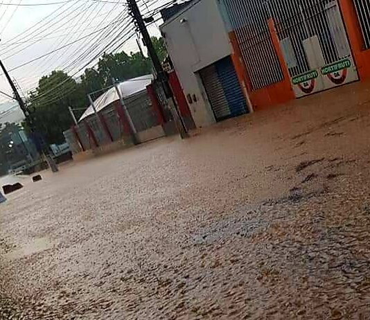 São Fidélis amanhece com ruas alagadas