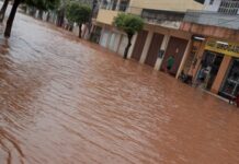 Chuva forte inunda distritos de Cambuci