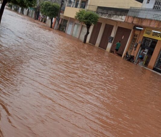 Chuva forte inunda distritos de Cambuci