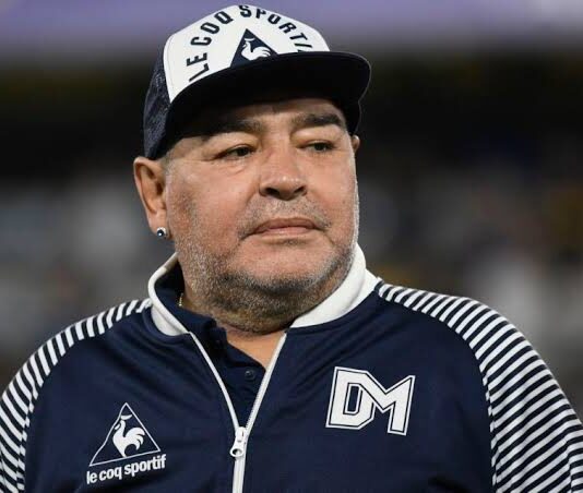 Diego Maradona sofre parada cardiorrespiratória e morre aos 60 anos