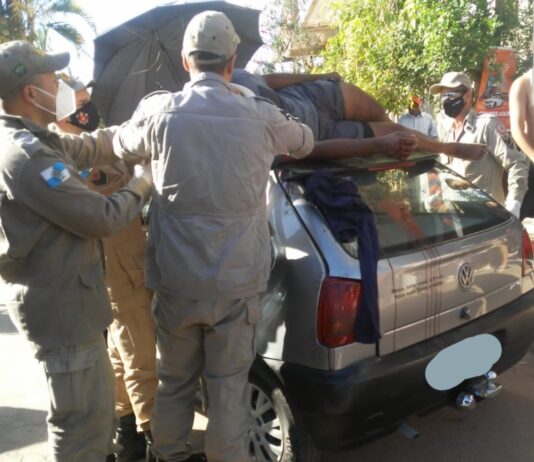 Homem fica ferido ao bater com motocicleta em carro parado em Santo Antônio de Pádua
