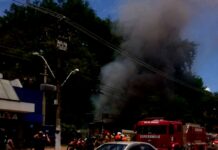 Treiller pega fogo ao lado de agência bancária no centro de Itaperuna