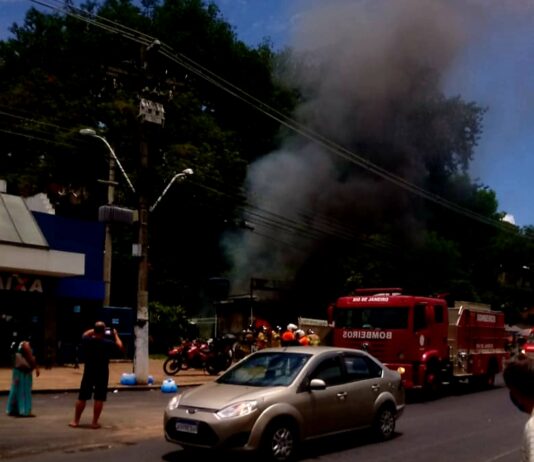 Treiller pega fogo ao lado de agência bancária no centro de Itaperuna