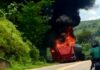 Caminhão fica destruído pelo fogo no portal de entrada de Raposo em Itaperuna