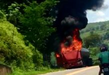 Caminhão fica destruído pelo fogo no portal de entrada de Raposo em Itaperuna