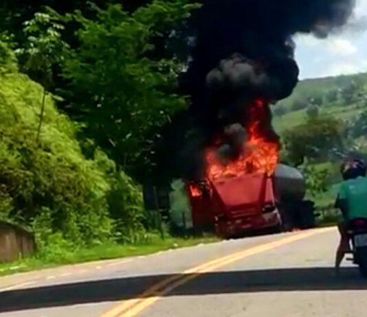 Caminhão fica destruído pelo fogo no portal de entrada de Raposo em Itaperuna