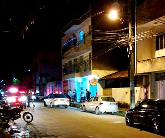 Jovem é atingido com 3 tiros dentro de lanchonete em Itaperuna
