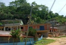 Moradores de Raposo reclamam de poste caindo