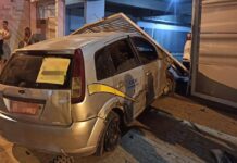 Táxi perde o freio, atinge vários carros e portão de prédio