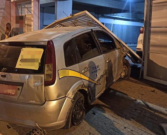 Táxi perde o freio, atinge vários carros e portão de prédio
