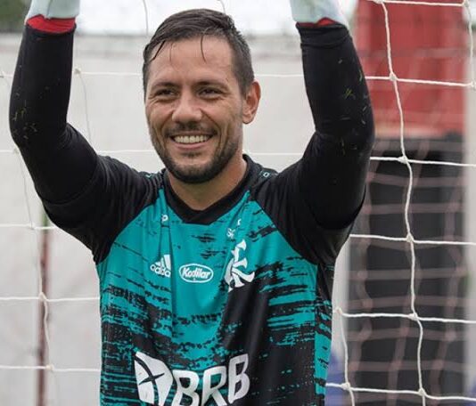 Flamengo renova contrato com goleiro Diego Alves