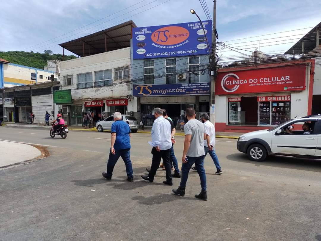 Itaperuna – Quarta-feira – 22:20 – Moradores reclamam de caminhão  estacionado atrapalhando o trânsito. Click na foto e veja a reportagem  completa: – Blog do Adilson Ribeiro