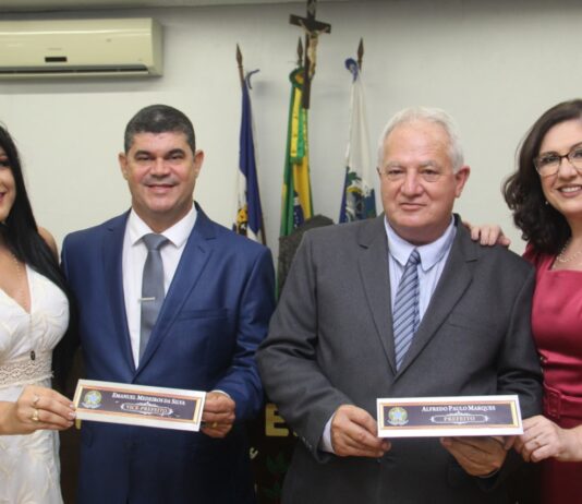 O prefeito Alfredão, o vice Nel e os 13 vereadores tomam posse em Itaperuna