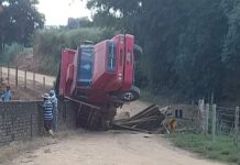 Ponte cai e engole caminhão na RJ-202 entre Cruzeiro e São João do Paraíso