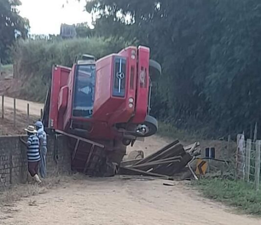 Ponte cai e engole caminhão na RJ-202 entre Cruzeiro e São João do Paraíso