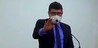Vereador Glauber Bastos, na tribuna da Câmara, contesta atitude do Pr. Arnolfo