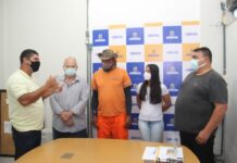 Prefeito Alfredão recebe noiva que deixou aliança cair em bueiro