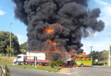 Ônibus bate em carreta e pega fogo no cruzamento em Bom Jesus do Itabapoana