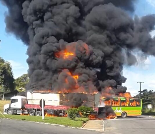 Ônibus bate em carreta e pega fogo no cruzamento em Bom Jesus do Itabapoana