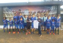 Jogador de Itaperuna do “Passaporte para a Vitória” ganha camisa e chuteira autografada pelo craque Leo Moura