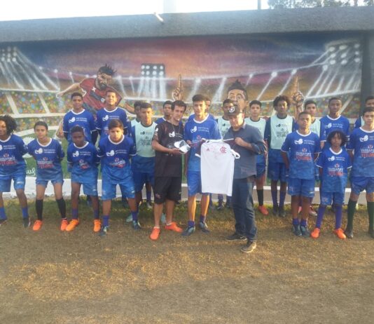 Jogador de Itaperuna do “Passaporte para a Vitória” ganha camisa e chuteira autografada pelo craque Leo Moura