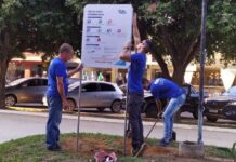 Placas informativas sobre o estacionamento rotativo em Itaperuna são instaladas na área central